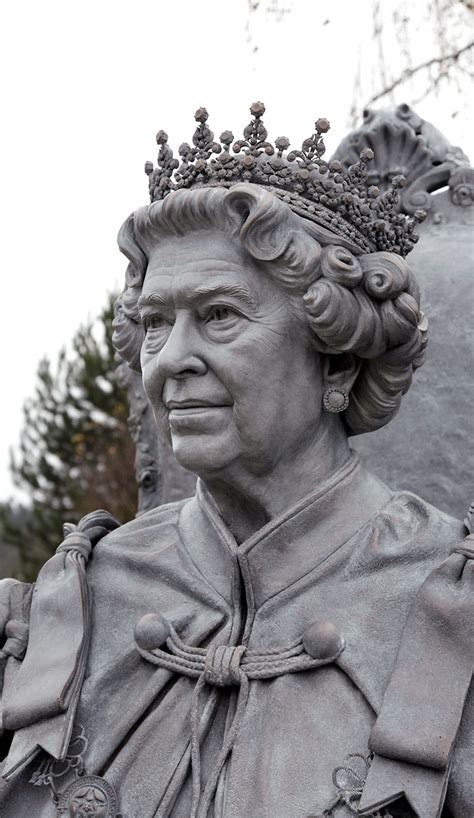 queen elizabeth ii statue london